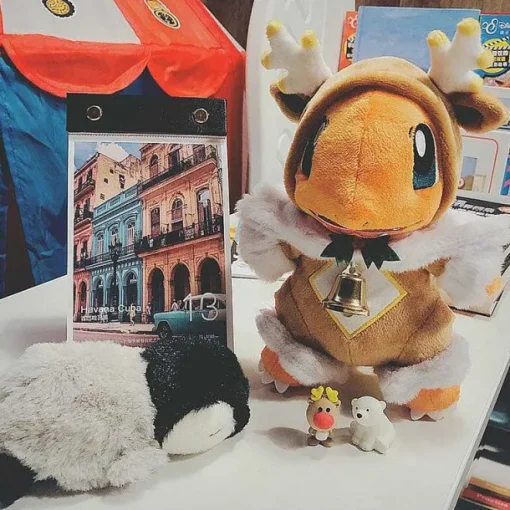 Pkm.store Herbst & Winter-Glumanda Charmander Kuschel Pokemon Elf Weihnachts Edition