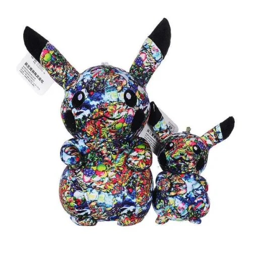 Pkm.store Pokemon Kuscheltiere-Pikachu Kuscheltier Pokemon Graffiti Look - 13Cm