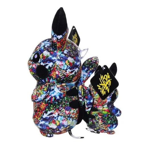 Pkm.store Pokemon Kuscheltiere-Pikachu Kuscheltier Pokemon Graffiti Look - 13Cm