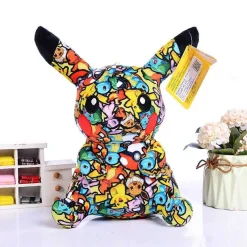 Pkm.store Pokemon Kuscheltiere-Pikachu Kuscheltier Pokemon Graffiti Look - 13Cm
