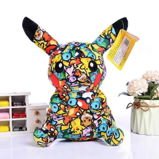 Pkm.store Pokemon Kuscheltiere-Pikachu Kuscheltier Pokemon Graffiti Look - 13Cm
