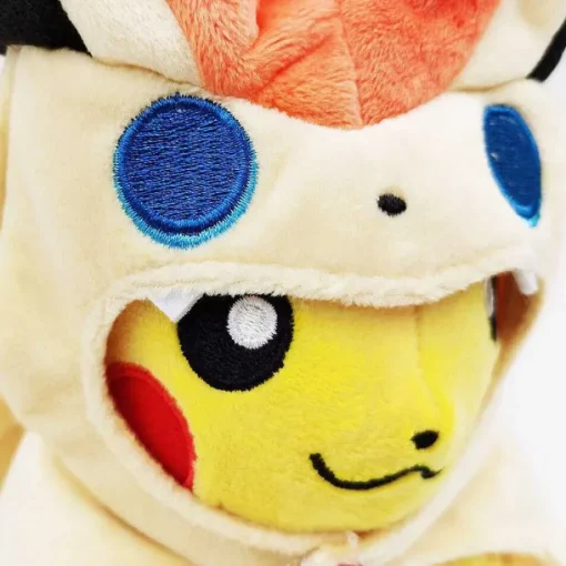 Pkm.store Pokemon Kuscheltiere-Pluschfigur Pokemon Pikachu Verkleidet Als Victini, Ca. 20 Cm