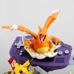Pkm.store Pokemon Figuren-Pokemon Pikachu Glurak / Charizard Gameboy Statue (18.5Cm)