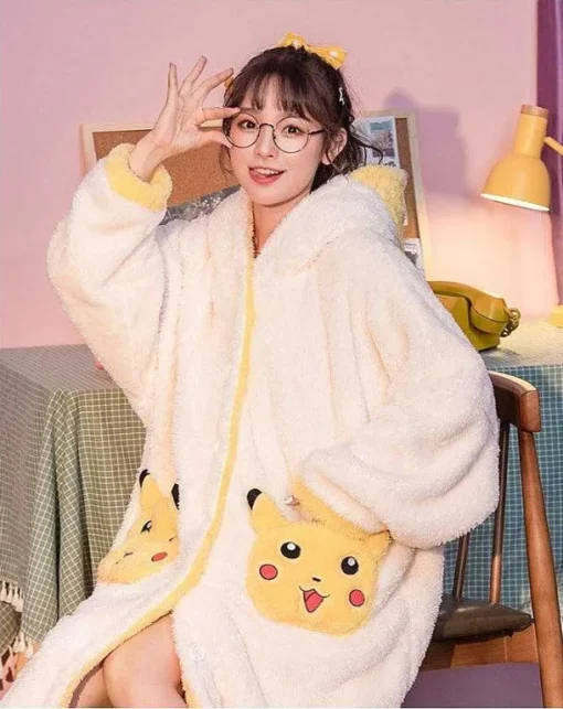 Pkm.store Herbst & Winter-Pokemon Pikachu Kuscheliger Fleece Bademantel