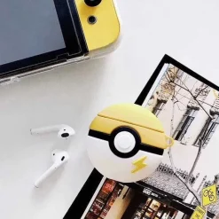 Pkm.store Sonstiges Merchandise-Pokemon Poke Ball Airpod Case Schutzhulle Im Pokeball Look