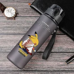 Pkm.store Sonstiges Merchandise-Sport Und Trinkflasche Mit Pokemon Pikachu Motiv